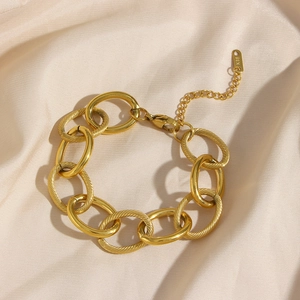 Dettaglio del bracciale a catena dorata con incisione K18 e chiusura a moschettone sicura