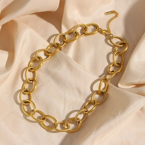 Dettaglio collana a catena dorata con marchio K18 su elegante raso champagne