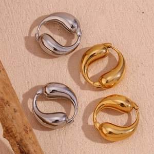 Boucles d'oreilles créoles goutte en acier poli avec finitions or 18K et argent