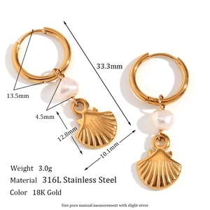 Dettaglio di orecchini placcati oro 18K con perla d'acqua dolce e conchiglia