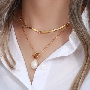 Detalle de collar de eslabones de clip y cadena de serpiente con perla barroca en modelo