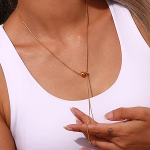 Elegante collar en Y de acero inoxidable chapado en oro de 18K en una modelo
