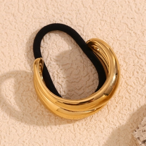 Detail of 18K gold-plated double-layer water drop hair cuff with black elastic tie