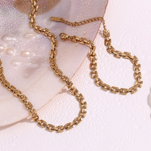 Detail of 18K gold-plated H-link chain necklace with lobster clasp and extension chain