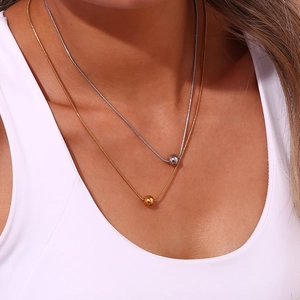 Detalle de collares de cadena de serpiente en oro de 18K y plata con cuentas redondas