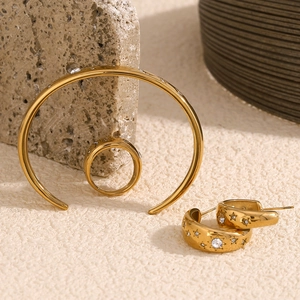 Elegant 18K gold plated stainless steel jewelry set with star and moon crystal patterns