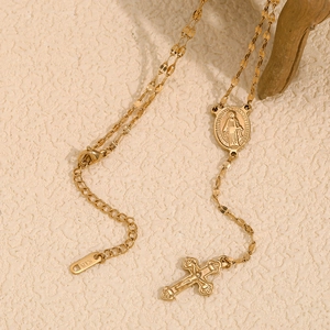 Détail du collier chapelet plaqué or 18 carats avec médaille de la Vierge et croix