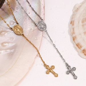 Vue détaillée de médailles Vierge Marie en or 18 carats et argent avec croix