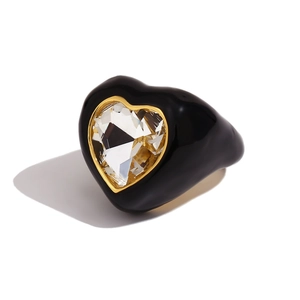 Modischer 18K vergoldeter Edelstahlring mit schwarzer Emaille und herzförmigem Edelstein