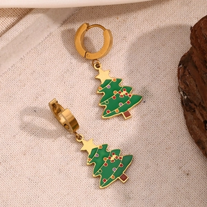 Dettaglio orecchini ad albero di Natale placcati oro 18K con smalto verde e punti colorati vivaci