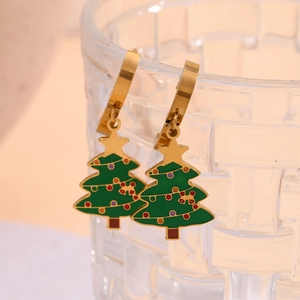 Dettaglio orecchini a cerchio albero di Natale con smalto verde e oro 18 carati