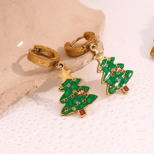 Dettaglio di orecchini ad albero di Natale con smalto verde e cerchi dorati