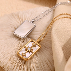 Détail du pendentif tarot étoile plaqué or 18K et argent avec incrustation de nacre