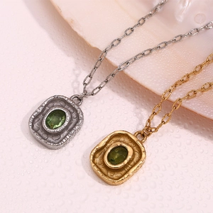Détails de pendentifs martelés dorés et argentés avec zircons verts sur chaînes trombone