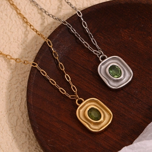 Collier rétro en acier inoxydable plaqué or 18 carats avec pendentif zircon vert et chaîne
