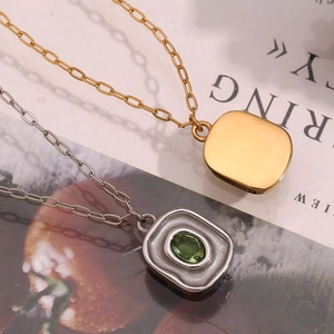 Colliers en acier inoxydable plaqué or 18 carats et argent avec zircon vert