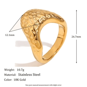 Detail eines 18K vergoldeten Edelstahlrings mit Hammerschlag-Textur und 12,1 mm Breite