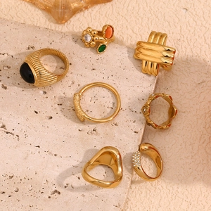 Sammlung von 18K vergoldeten Ringen mit Hammerschlag-Textur und Blumenmotiven