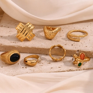Retro-Ring-Set aus 18K vergoldetem Edelstahl mit Hammerschlag-Textur und schwarzen Steinen
