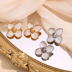 Pendientes de flor en esmalte blanco de acero inoxidable chapado en oro 18K