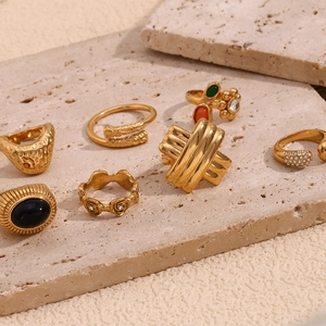 Vintage-Ringe aus 18K vergoldetem Edelstahl mit Blumenmuster und Hammerschlag-Textur