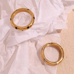 Nahaufnahme von 18K vergoldeten Ringen mit grünen und klaren Zirkonia-Steinen