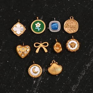 Set aus 18K vergoldeten Anhängern mit Muschel-Kleeblättern und gravierten Brave-Discs