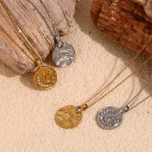 Détails macro des pendentifs pièces rétro avec motifs lune et vagues en or et argenté