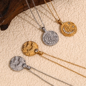 Détail de colliers médaillons vintage en or 18K et argent avec motifs célestes gaufrés