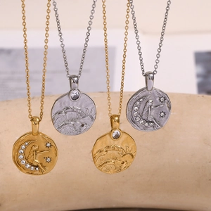 Parure collier pendentif soleil et lune plaqué or 18K avec détails célestes en relief