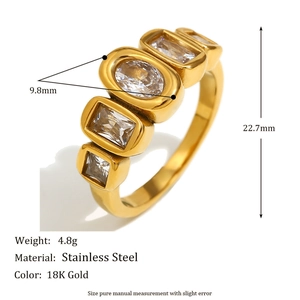 18K goudvergulde roestvrijstalen ring met geometrische zirkonia op een witte achtergrond