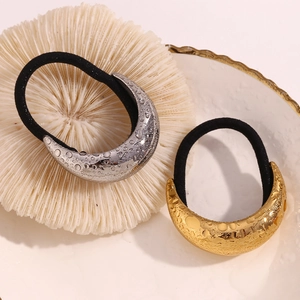 Detailaufnahme von 18K Gold und Silber Mond Haargummis mit wasserfesten Wassertropfen