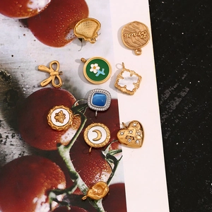 Vintage 18K vergoldete Edelstahl-Anhänger mit Herz- und Bienenmotiv auf Dekorpapier