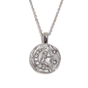 Collier avec pendentif soleil et lune en relief argenté avec des détails célestes