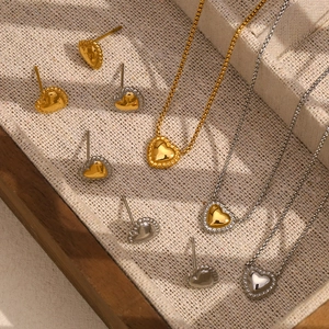 Detailed view of heart-shaped 18K gold-plated stainless steel earrings with rope borders
