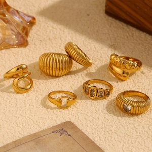Λεπτομέρεια από επιχρυσωμένα δαχτυλίδια 18K με ανάγλυφα και σφυρήλατα σχέδια