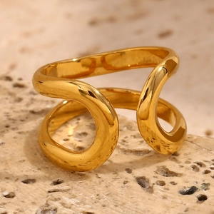 Nahaufnahme des vergoldeten 18K Edelstahl Doppel-Wellenrings auf beigem Naturstein