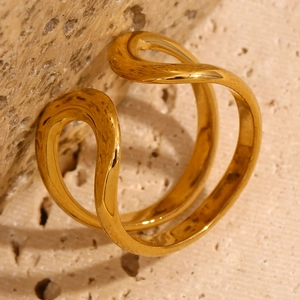Detailansicht des 18K vergoldeten, zweischichtigen Wellenrings mit Hammerschlag-Textur auf Stein