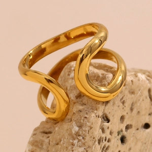 Nahaufnahme des 18K vergoldeten Edelstahlrings mit Wellendesign auf Naturstein