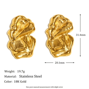 Detailansicht der unregelmäßigen Lavastil-Ohrstecker aus 18K vergoldetem Edelstahl