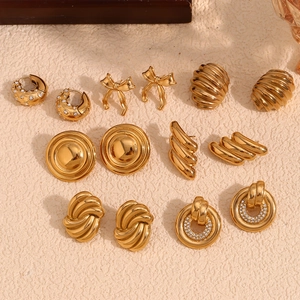 Collezione di orecchini placcati in oro 18K con fiocchi e zirconi in stile vintage chic