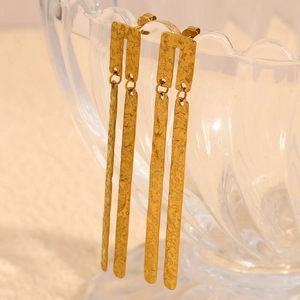 Vue détaillée des boucles d'oreilles en acier inoxydable plaqué or 18 carats martelé