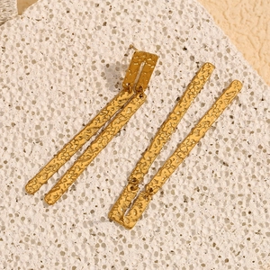 Détail de boucles d'oreilles barre en plaqué or 18K avec texture martelée