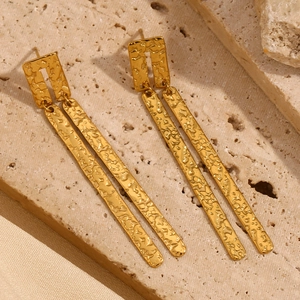 Boucles d'oreilles barres en acier inoxydable plaqué or 18K à texture martelée