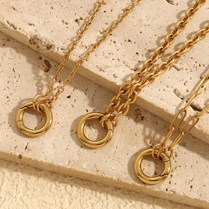 Dettaglio macro delle collane a catena in acciaio inossidabile placcato oro 18K con fermagli