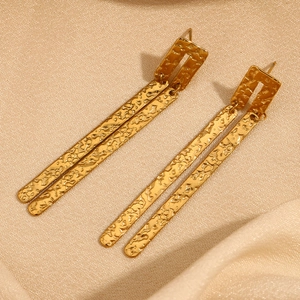 Boucles d'oreilles pendantes en acier plaqué or 18K avec texture martelée irrégulière