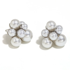 Boucles d'oreilles clous en perles avec base en métal argenté torsadé style minimaliste