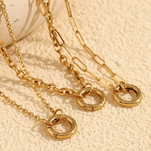 Dettaglio di catene a maglie O in acciaio placcato oro 18K con chiusure a molla tonde
