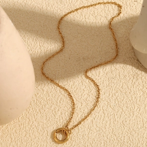 Dettaglio catena a maglie O in acciaio placcato oro 18K con ciondolo a cerchio
