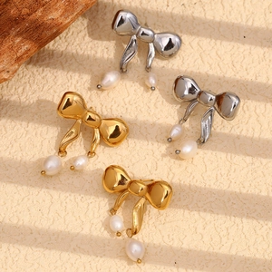 Orecchini A Fiocco Con Perla Artificial In Acciaio Inossidabile Con Perno In Acciaio Inossidabile Placcato Oro 18K Gioielli Eleganti
